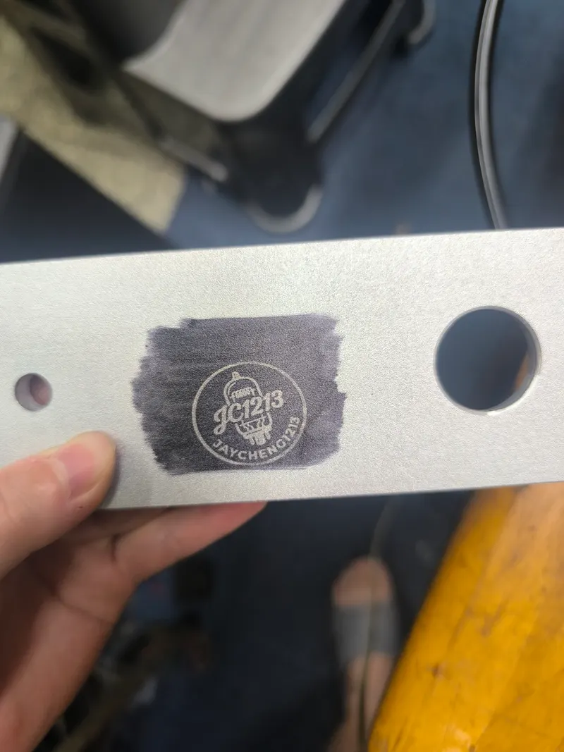 為了讓作品完成度更高，嘗試了阿吉老闆的雷射雕刻機，精細的面板字體讓規格感與質感瞬間起飛。