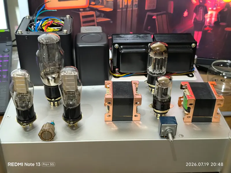 擺放變壓器與真空管的排位置實拍，動工前先確認整體對稱美學與配重規劃。