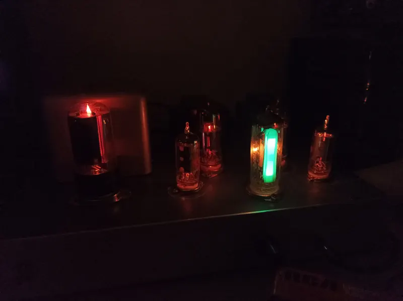 光線昏暗下的發光真空管非常迷人~