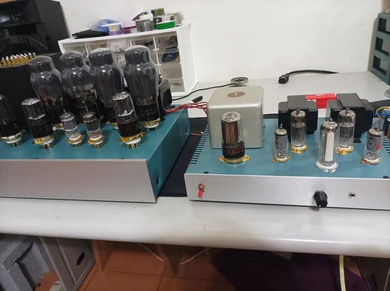 動工前的珍貴合影！在全新作品點火前，先跟功成身退的一代機來張充滿歷史意義的合照。