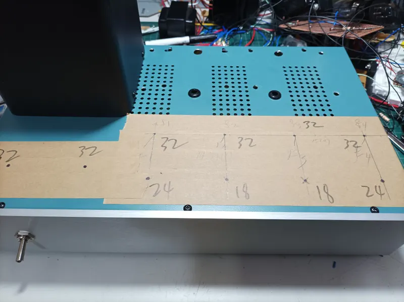 在金屬機殼上細心量測並精準標記。手工打洞、手動鑽孔的硬核考驗從這一刻正式開始。