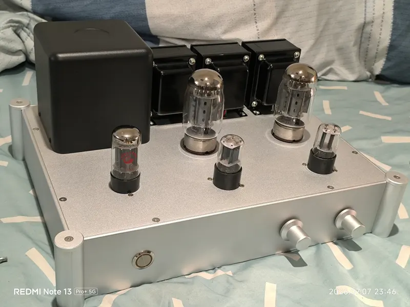 歷經多個深夜奮戰，美式 Sprague 橘滴電容與炭晶電阻已悉數搭棚歸位。JAY_02 的內部硬體線路宣告組裝完工！